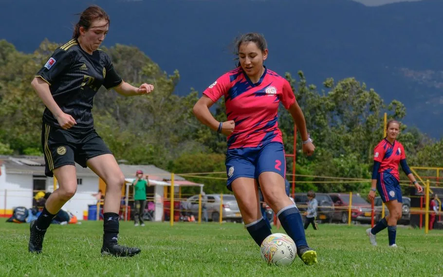 Joueuses de football en plein match sur un terrain